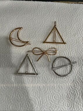 5 piece hair pins. 3 gold tone and 2 silver tone.